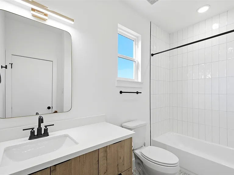 1307 Bayou St #B — Photo 21