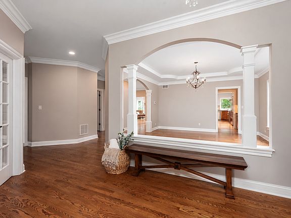 4th image of 5536 Middaugh Ave