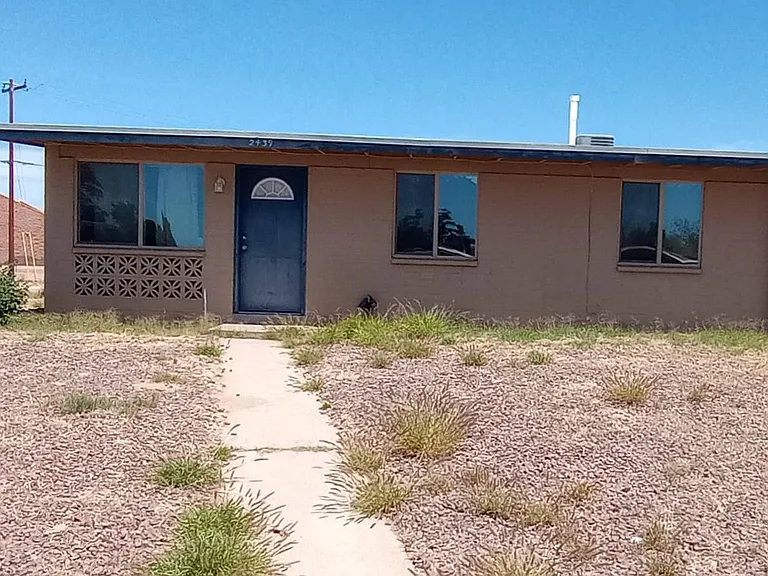 2439 E Parkside Dr — Photo 1