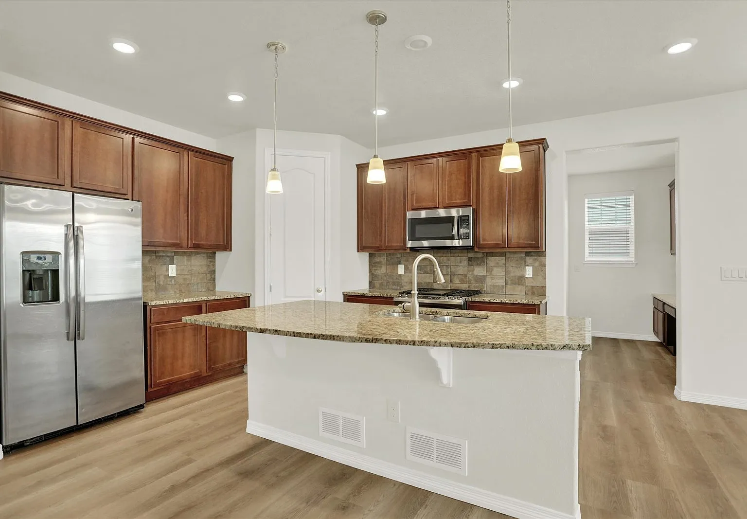 4 bed, 3.5 bath, 2574 sqft, $3,600 — Photo 4