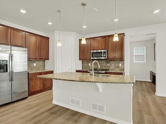 4th image of 14822 Vienna Cir