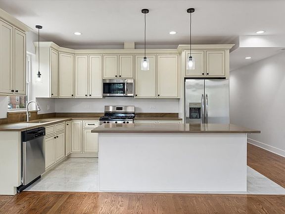 5th image of 2821 W Walnut St