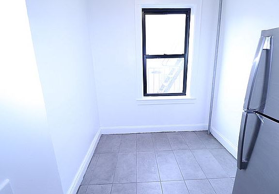 4th image of 132-70 Sanford Ave #3II