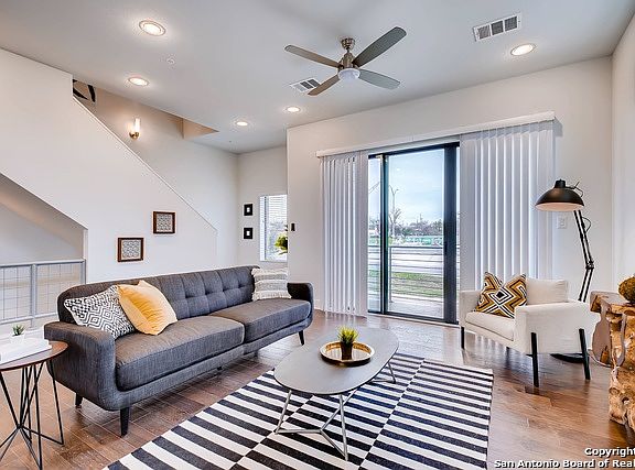 3rd image of 1606 N Hackberry St #202