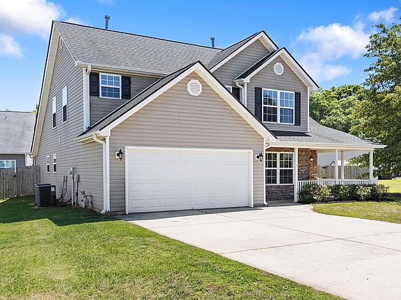 3rd image of 8 Heatherfield Dr