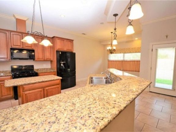 3rd image of 411 Elvina St