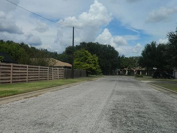 3rd image of 805 Cottonbowl Dr
