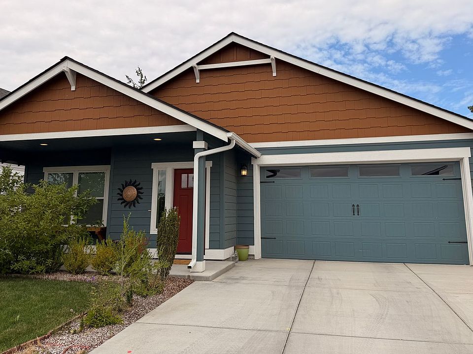2nd image of 697 NW Rimrock Dr