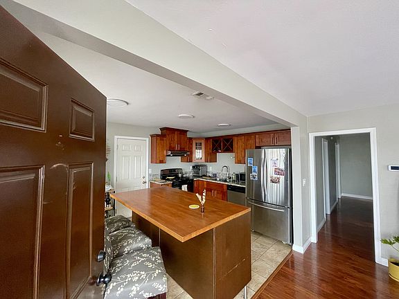 3rd image of 2844 Baily Ave