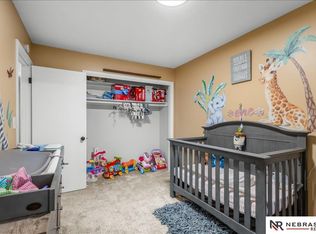 5615 Hallcliffe Ct, Lincoln, NE 68516