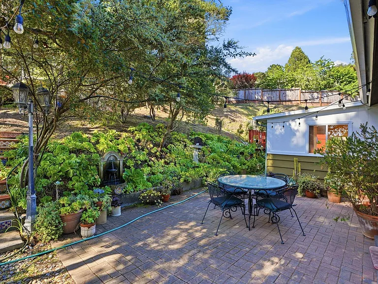 241 Soledad Dr — Photo 44