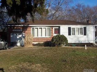 1071 Gridley St, Bay Shore, NY 11706