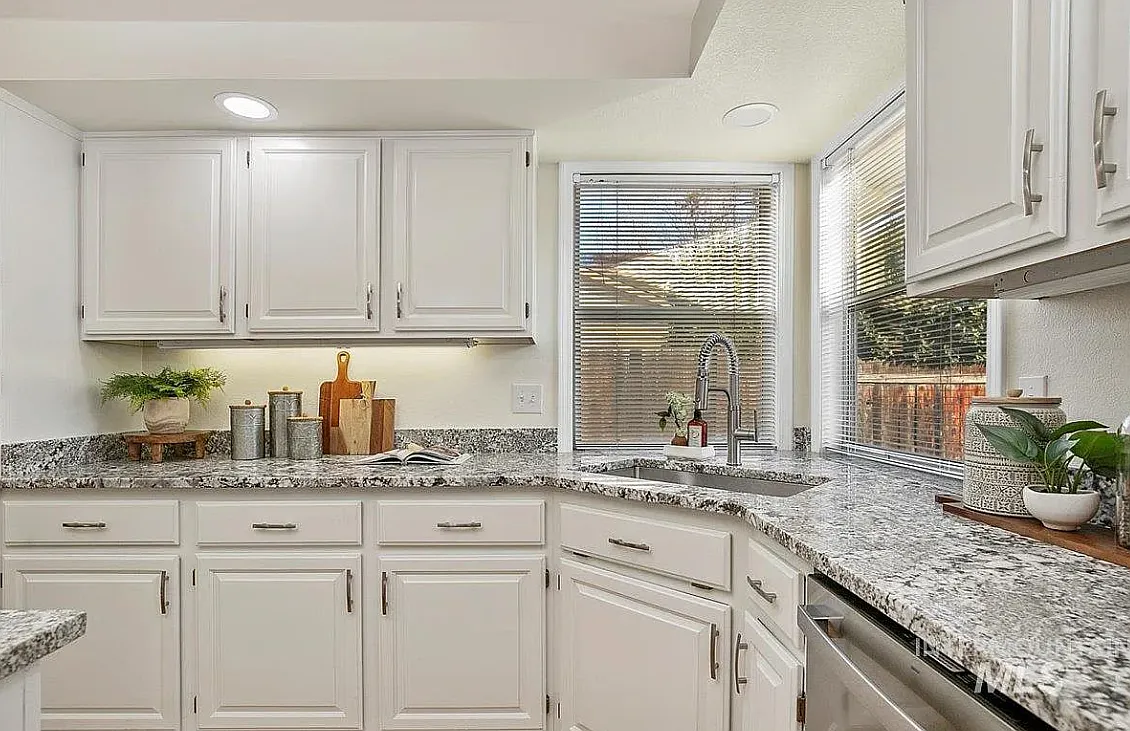 3 bed, 1929 sqft, $2,590 — Photo 3