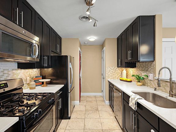 3rd image of 2884 Holborn Cir