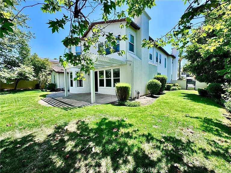 17 Pamela Way — Photo 3