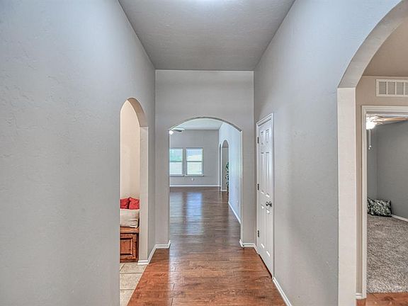 5th image of 3008 Queenston Ave