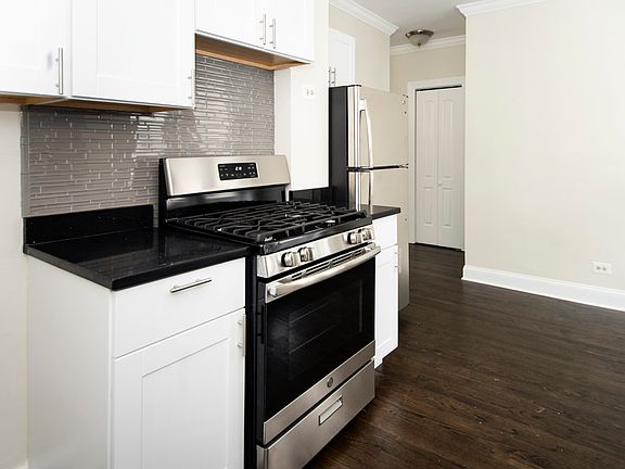 2nd image of 3819.5 N Greenview Ave #2W