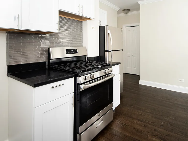 3819.5 N Greenview Ave #2W — Photo 2