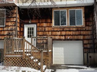 100 Carriage Ct, Farmington, NY 14425