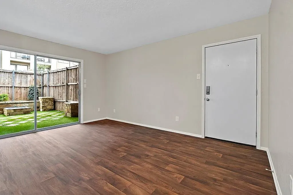 Large size living area - 2627 Douglas Ave #124