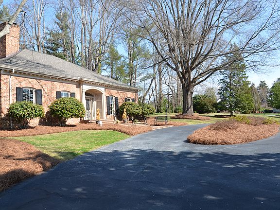 Spacious circle drive