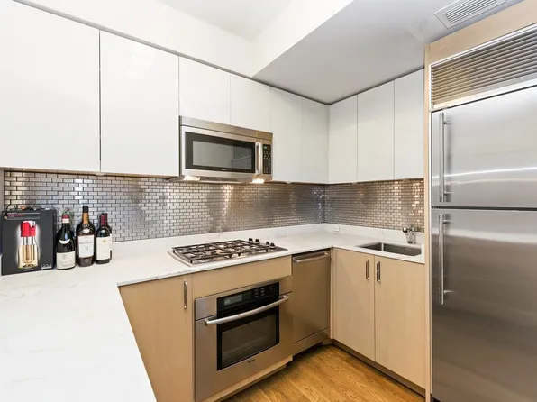 211 East 51st Street image 4 of 10