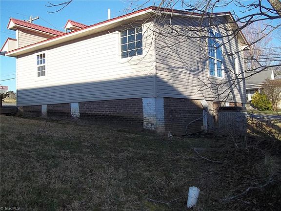 4th image of 109 Pine St