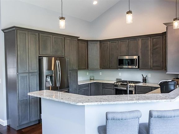 Gourmet kitchen with 42" Cabinets and Granite Countertops