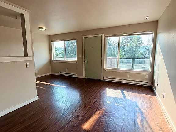 2nd image of 2517 Thorndyke Ave W APT 6