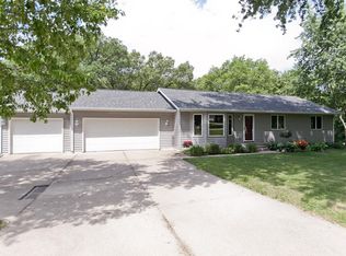 968 Cedar Woods Rd, Cedar Rapids, IA 52403