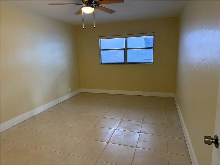 1450 N Riverside Dr #208 — Photo 5