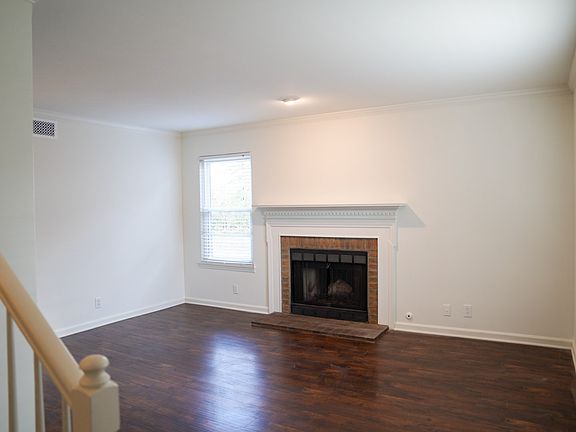 4th image of 210 Yarmouth Ct