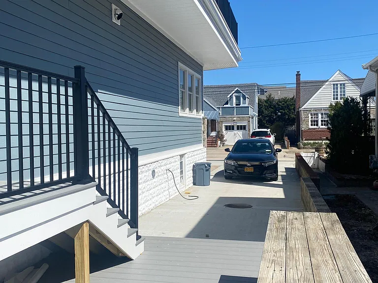 111 Lynbrook Ave — Photo 4