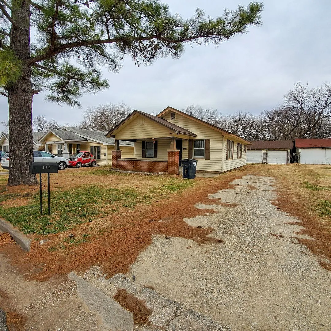 Building Photo - 632 W Dewey St