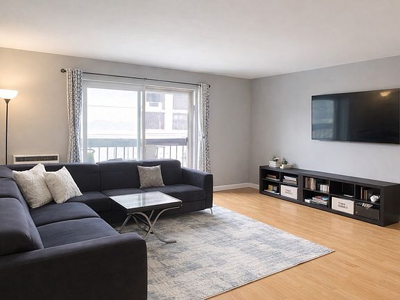 2nd image of 6121 N Sheridan Rd APT 4J