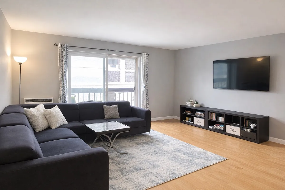 Building Photo - 6121 N Sheridan Rd #4J