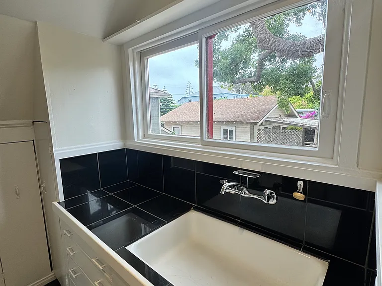412 W Sola St #B — Photo 7