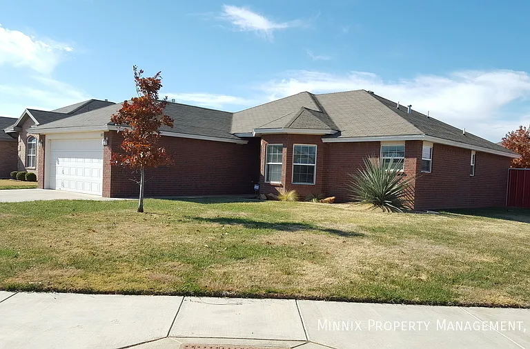 1002 Oshkosh Ave — Photo 3