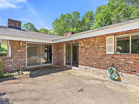 5th image of 108 Longwood Dr