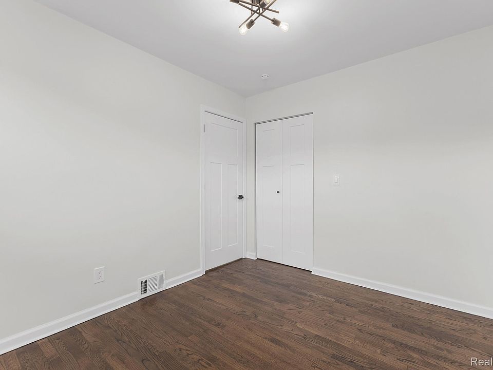 22121 Whitmore Ave, photo 19