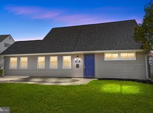 10 Macintosh Rd, Levittown, PA 19056