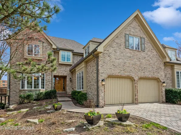 50 Tartan Lakes Dr, Westmont, IL 60559