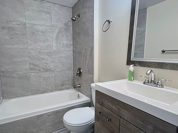 5th image of 807 Wellington Ave #3