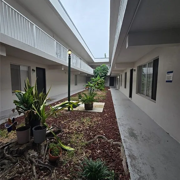 1830 Maravilla Ave #804 — Photo 28