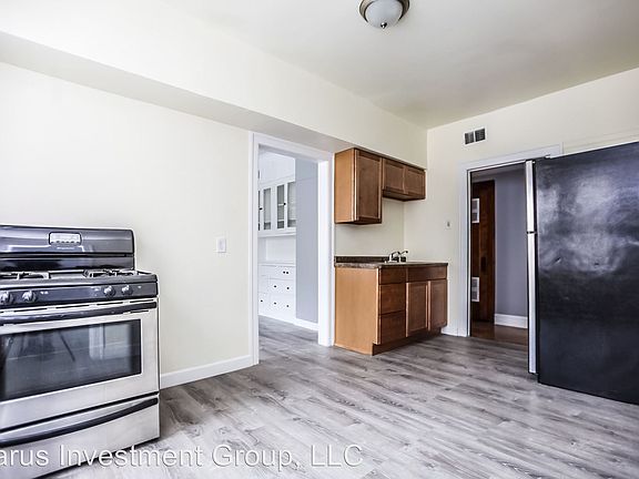 3rd image of 7839 S Phillips Ave #1S