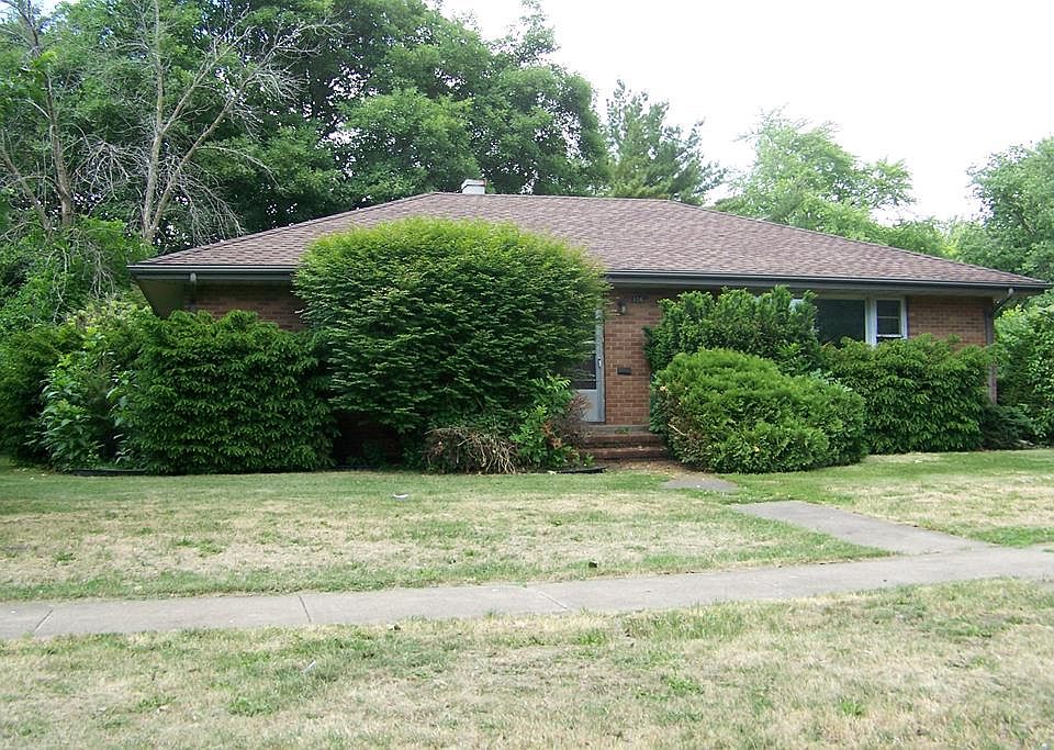 1st image of 106 E Oak St