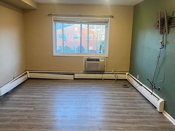 4th image of 1292 Rockland Ave APT 2A