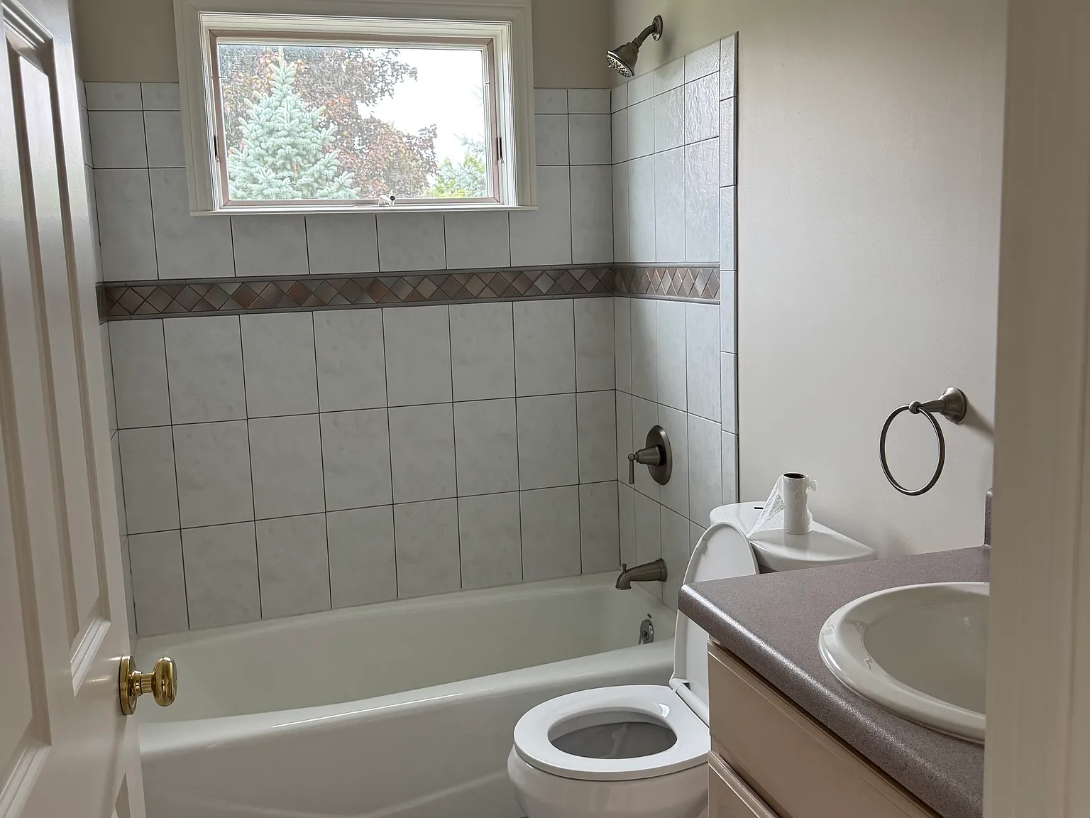 3 bed, 2048 sqft, $3,500 — Photo 2