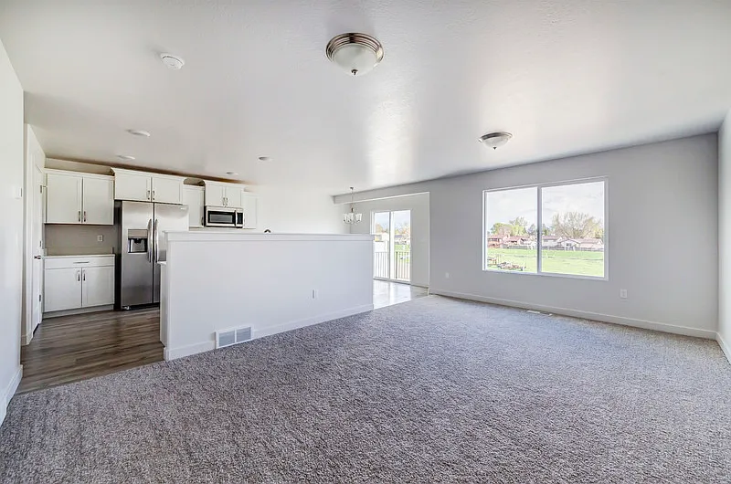 4 bed, 3.0 bath, 2325 sqft, $725 — Photo 3