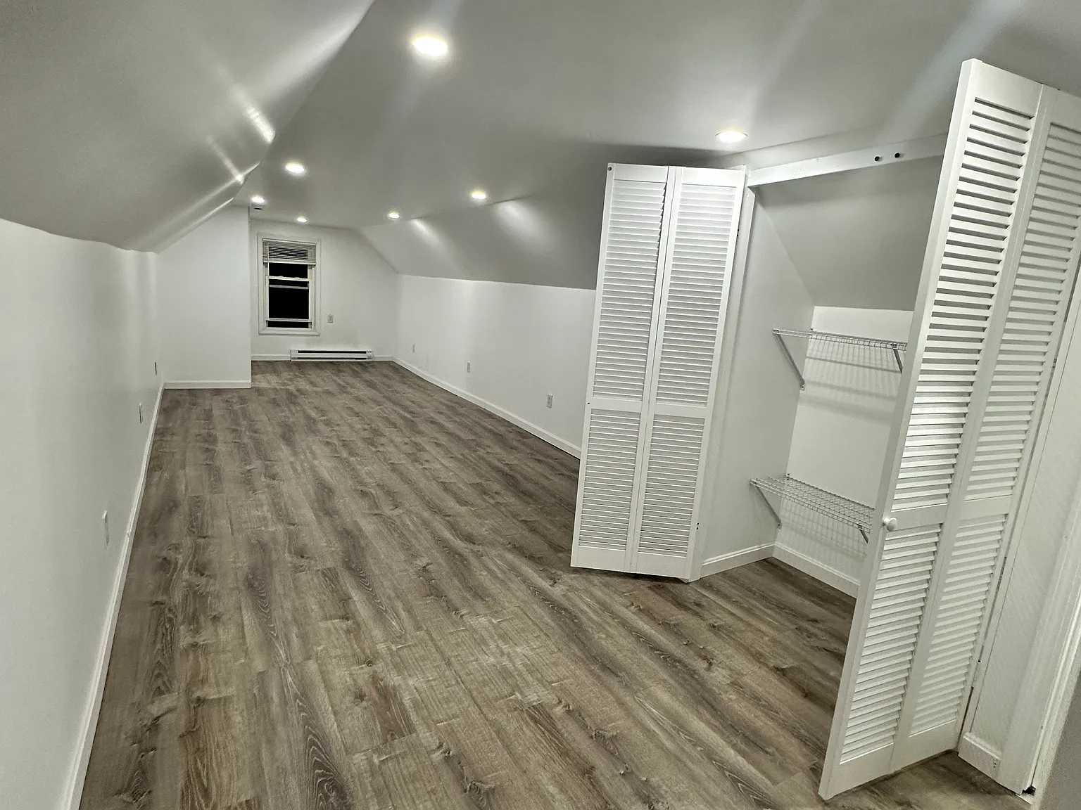 3 bed, 1037 sqft, $2,200 — Photo 2